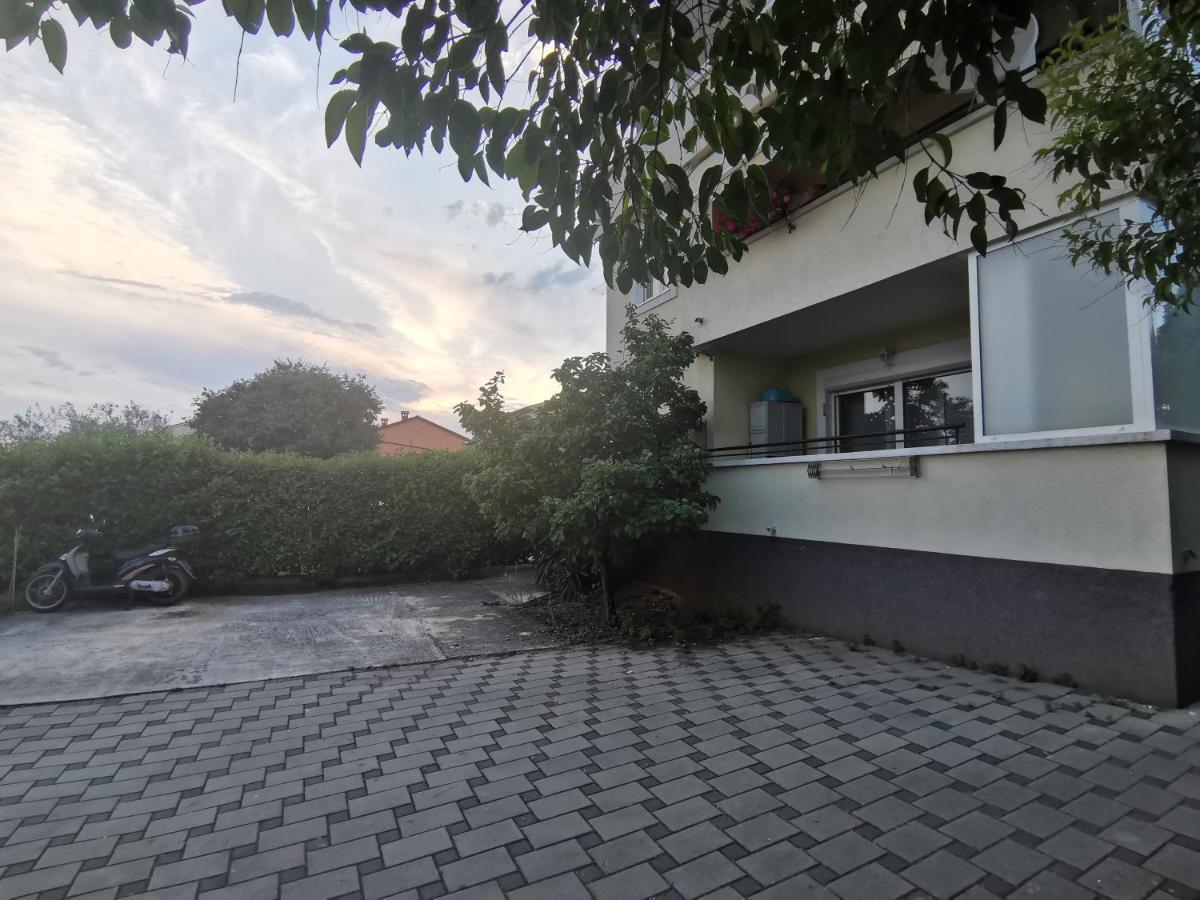Nice Sunny Apartment Пула Екстериор снимка